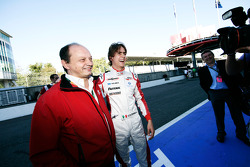 Esteban Gutiérrez celebra pole position y ganar el campeonato con Frederic Vasseur