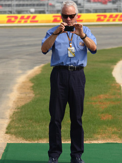 Charlie Whiting, directeur de course, starter et délégué sécurité de la FIA, regarde le circuit