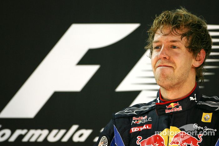 Un emocionado Sebastian Vettel, Red Bull Racing, campeón del mundo de F1 2010