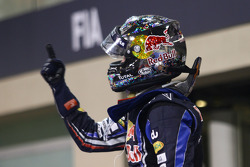 Vencedor e campeão mundial de 2010 de F1 Sebastian Vettel, Red Bull Racing, celebra com sua equipe