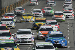 Start Race 1, Andy Priaulx, BMW Team RBM BMW 320si, Andre Couto, SR-Sport Seat Leon 2.0 TDI, Darryl O'Young, bamboo-engineering Chevrolet Lacetti, Norbert Michelisz, Zengö-Dension Team SEAT León 2.0 TDI
