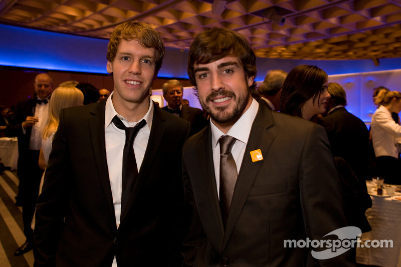 El campeón del mundo de Fórmula 1 Sebastian Vettel, de Red Bull, y Fernando Alonso, de Ferrari, en la Gala FIA 2010
