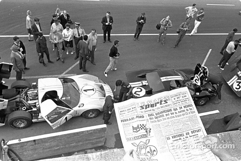 1966 год. Ford GT40 Кена Майлса и Денни Хьюма; Брюса Макларена и Криса Эймона; Дика Хатчерсона и Ронни Бакнема