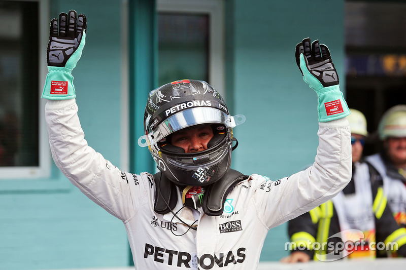 Nico Rosberg, Mercedes AMG F1 festeggia la sua pole position nel parco chiuso