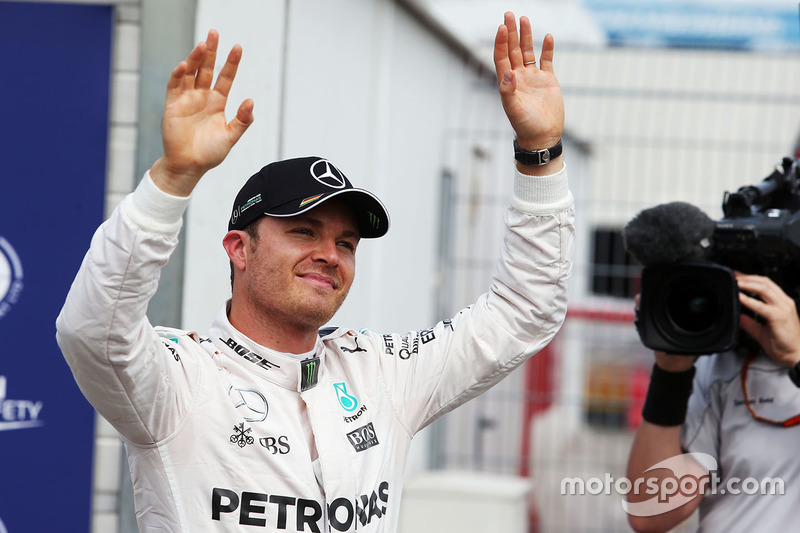 Nico Rosberg, Mercedes AMG F1 festeggia la sua pole position nel parco chiuso