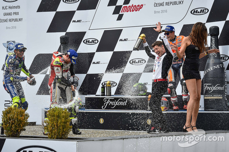 Podio: Cal Crutchlow, Team LCR Honda, Valentino Rossi, Yamaha Factory Racing, Marc Márquez, Repsol Honda Team festeggiano con lo champagne
