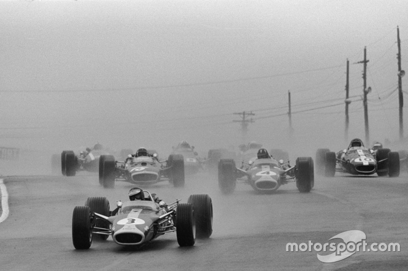 Grand Prix du Canada 1967 : Jim Clark, Lotus 49, en tête au départ