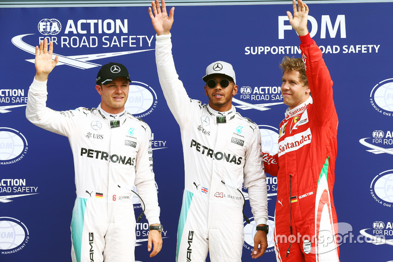 Calificación los tres primeros en Parc ferme: segundo lugar de Nico Rosberg, Mercedes AMG F1; ganador d ela pole Lewis Hamilton, Mercedes AMG F1; tercer lugar Sebastian Vettel, Ferrari