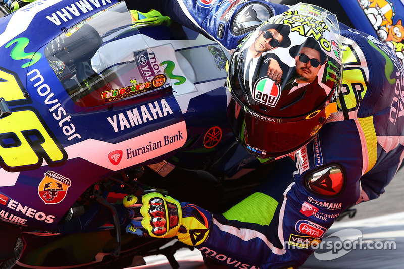 Valentino Rossi, Yamaha Factory Racing con su casco de los Blue Brothers