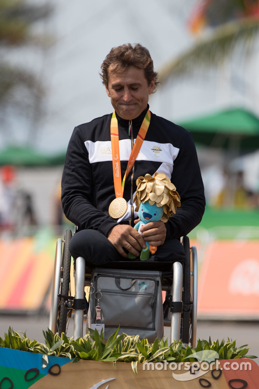 Podio: medalla de oro para Alex Zanardi, de plata para Stuart Tripp y bronce para Óscar Sánchez