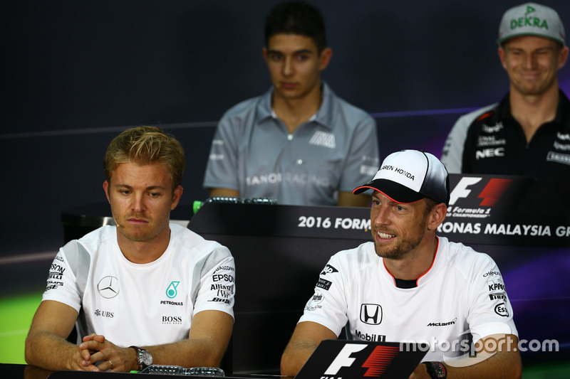 Nico Rosberg, de Mercedes AMG F1 con Jenson Button, McLaren en la Conferencia de prensa FIA