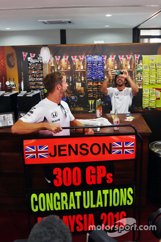 Jenson Button, McLaren celebra sus 300 GP con Fernando Alonso, McLaren en un pub