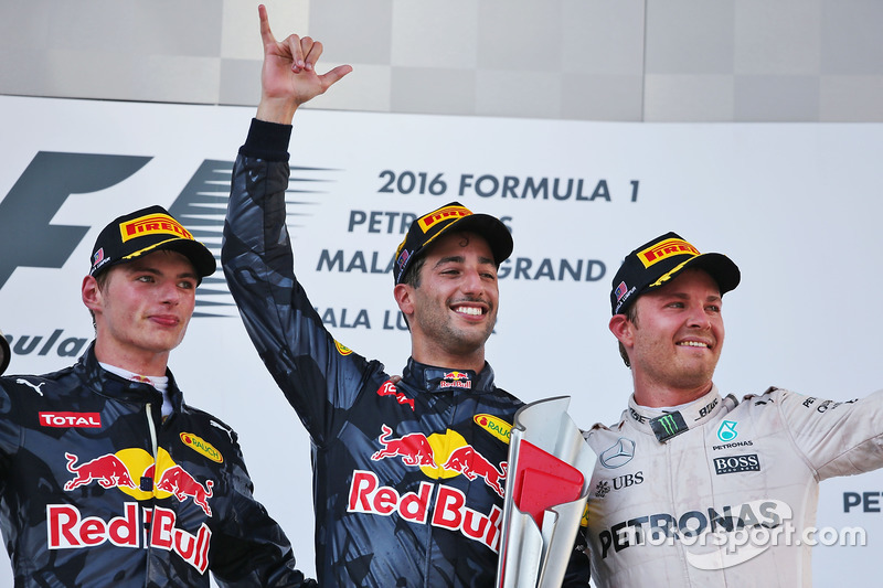 El podio: Max Verstappen, Red Bull Racing, segundo lugar; Daniel Ricciardo, Red Bull Racing gandor de la carrera y Nico Rosberg, Mercedes AMG F1 tercero