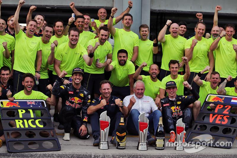 Racewinnaar Daniel Ricciardo, Red Bull Racing viert feest met zijn teamgenoot Max Verstappen, Red Bull Racing, Dr Helmut Marko, Red Bull Motorsport Consultant, Christian Horner, Red Bull Racing Teambaas, en het team