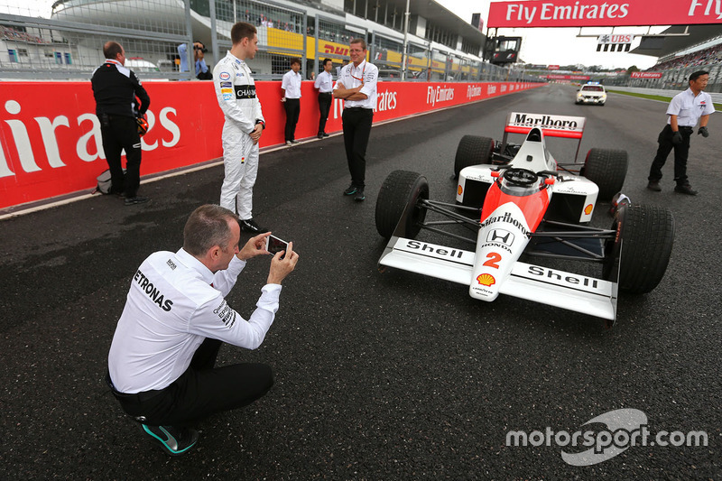 Paddy Lowe, Director Ejecutivo de Mercedes AMG F1, Stoffel Vandoorne, tercer piloto, unidades del McLaren F1 Team el McLaren MP4/5 de 1989 de Alain Prost