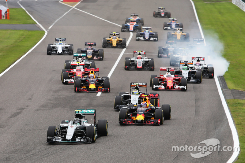 8. Nico Rosberg, Mercedes AMG F1 W07 Hybrid líder en la arrancada