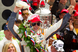 Victory Lane : le vainqueur Dan Wheldon, Bryan Herta Autosport with Curb / Agajanian fête sa victoire