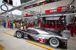 Last pit stop for #2 Audi Sport Team Joest Audi R18 TDI: Marcel Fässler, André Lotterer, Benoit Tréluyer