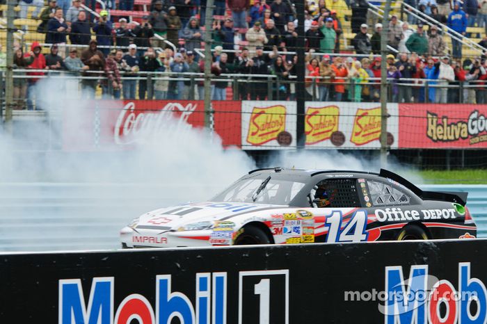 Lewis Hamilton hace donuts