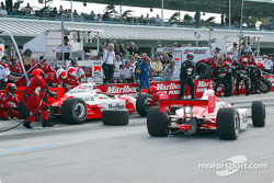 Helio Castroneves and Gil de Ferran in the pits