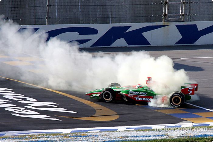 Adrián Fernández humo en los neumáticos