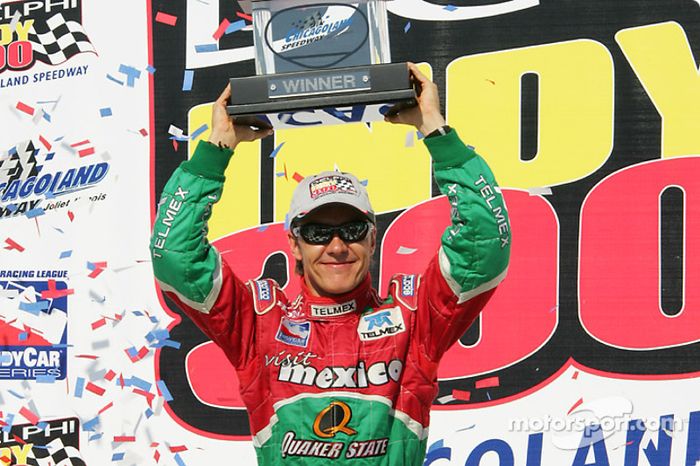 Victory lane: ganador de la carrera Adrián Fernández celebra