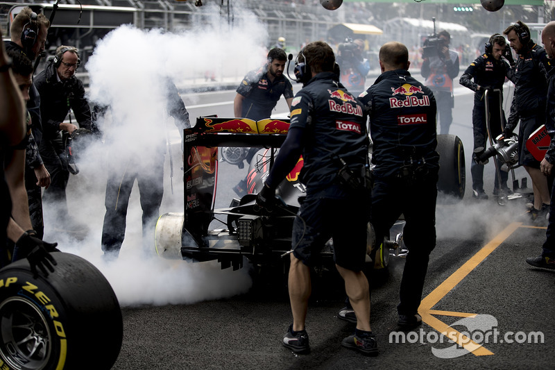 Fuego en los frenos del Red Bull Racing RB12 de Max Verstappen en el pitlane