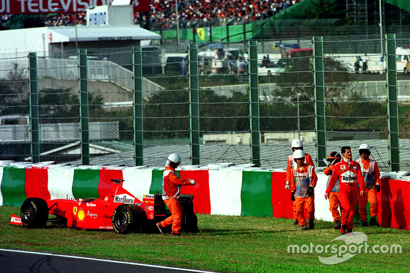 Schumacher fährt auf Rang 3 liegend über Trümmer der Kollision Takagi/Tuero ...
