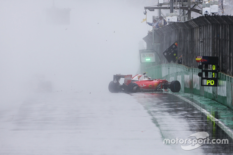 4 (GP de Brasil) Kimi Raikkonen, Ferrari SF16-H, Choca en la recta principal