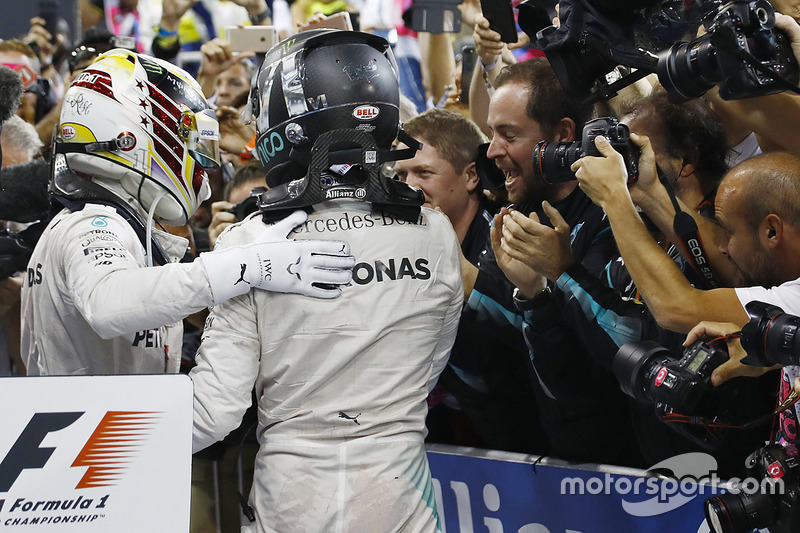 Nico Rosberg, Mercedes AMG F1, celebra en Parc Ferme tras acabar en segunda posición y ganar el campeonato con su compañero de equipo Lewis Hamilton, Mercedes AMG F1