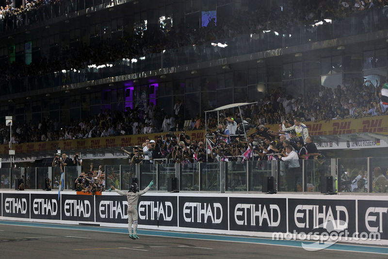 Nico Rosberg, Mercedes AMG F1 celebra su segunda posición y Campeonato del mundo al final de la carrera