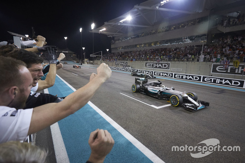 Ganador de la carrera, Mercedes AMG F1 W07 Hybrid cruza la línea de meta al final de la carrera con el segundo lugar y campeón mundial Nico Rosberg, de Mercedes AMG F1 W07 híbrido