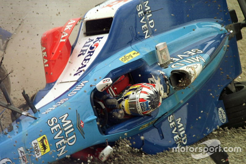 Crash: Alexander Wurz, Benetton