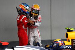 Ganador de la carrera Lewis Hamilton, McLaren Mercedes celebra con Fernando Alonso, Scuderia Ferrari