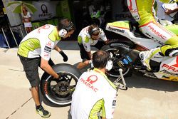 Члены команды Pramac Racing за работой
