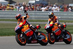 Победитель гонки - Кейси Стоунер, Repsol Honda Team и второе место - Дани Педроса, Repsol Honda Team