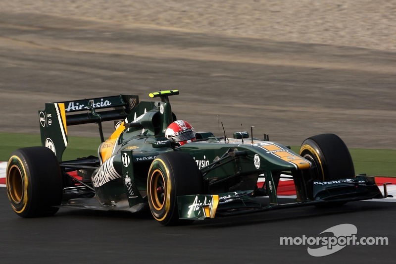 Jarno Trulli, Team Lotus wears a replica of Marco Simoncelli helmet as a tribute