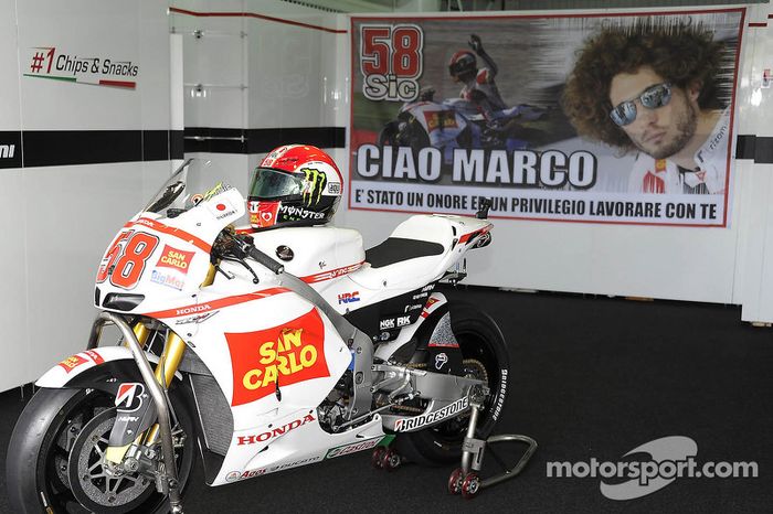 Tributo a Marco Simoncelli en el box del Team Gresini