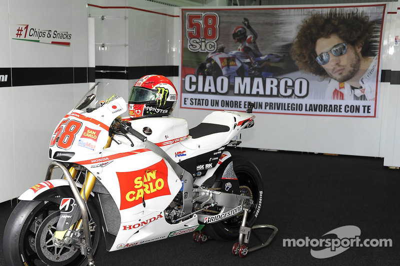 A tribute to Marco Simoncelli in Team Gresini's pit box