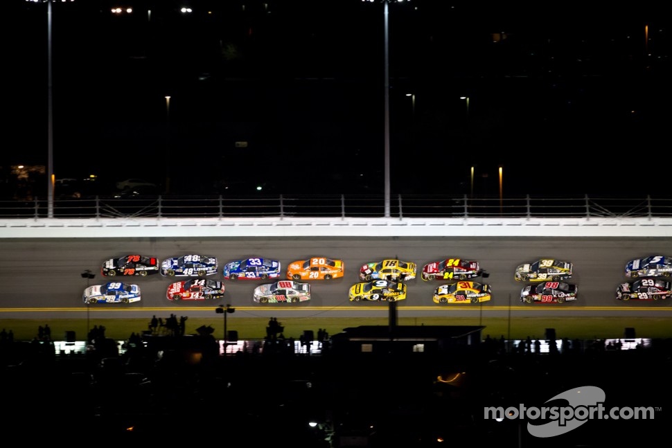 Carl Edwards, Roush Fenway Racing Ford and Regan Smith, Furniture Row Racing Chevrolet lead a group of cars