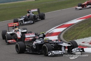 Bruno Senna, Williams F1 Team leads Lewis Hamilton, McLaren Mercedes