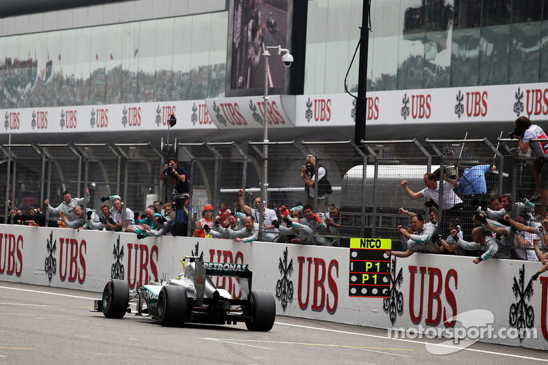 Ganador de la carrera Nico Rosberg, Mercedes AMG F1 celebra como le pasa a su equipo en el final de 