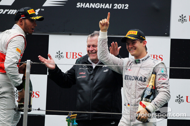 Podio: ganador de la carrera Nico Rosberg, Mercedes AMG F1, tercer lugar Lewis Hamilton McLaren y Norbert Haug, Director deportivo de Mercedes