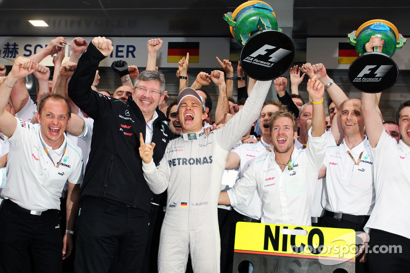 Race winner Nico Rosberg, Mercedes AMG F1 celebrates with Ross Brawn, Mercedes AMG F1 Team Principal