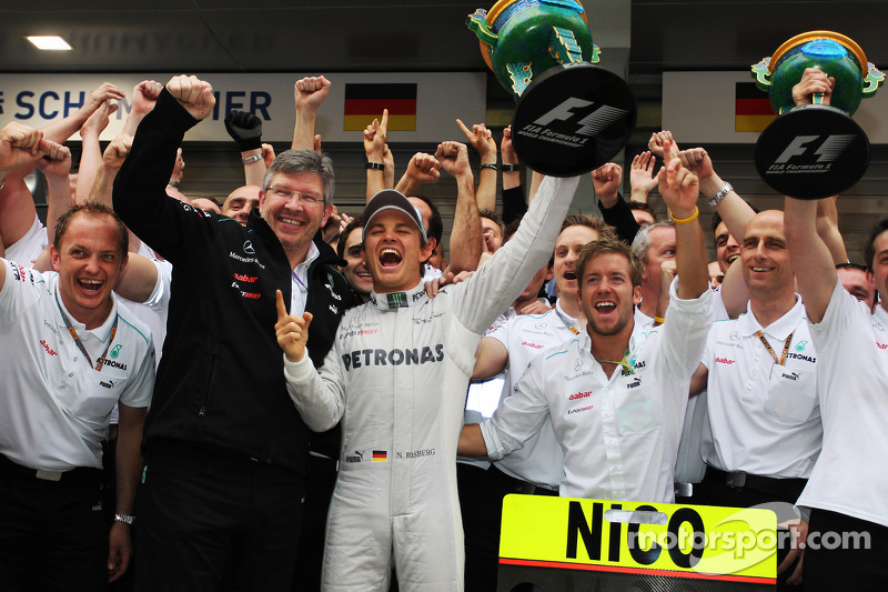 Race winner Nico Rosberg, Mercedes AMG F1 celebrates with Ross Brawn, Mercedes AMG F1 Team Principal