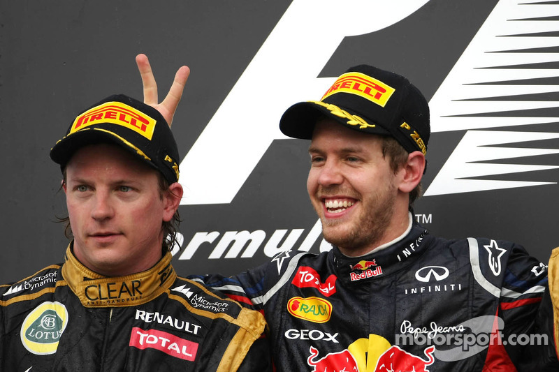 Podium: Sieger Sebastian Vettel mit Kimi Räikkönen