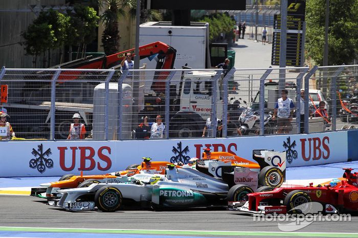 Paul di Resta, de Sahara Force India; Nico Hulkenberg, de Sahara Force India F1; Nico Rosberg, de Mercedes AMG F1 y Fernando Alonso, de Ferrari al inicio de la carrera