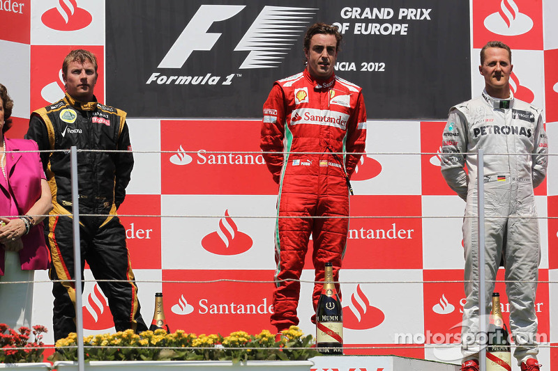 1ste plaats Fernando Alonso, Scuderia Ferrari met 2de plaats Kimi Raikkonen, Lotus Renault F1 Team e