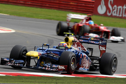 Mark Webber, Red Bull Racing devant Fernando Alonso, Scuderia Ferrari
