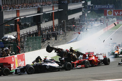 Crash bij de start met Lewis Hamilton, McLaren, Romain Grosjean, Lotus F1, Fernando Alonso, Ferrari,